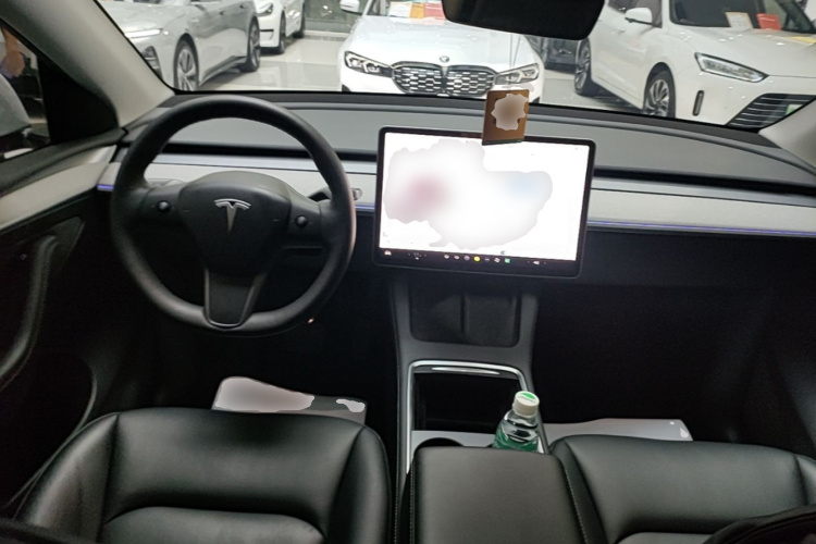 Tesla Model Y 2024 immagine di auto #10