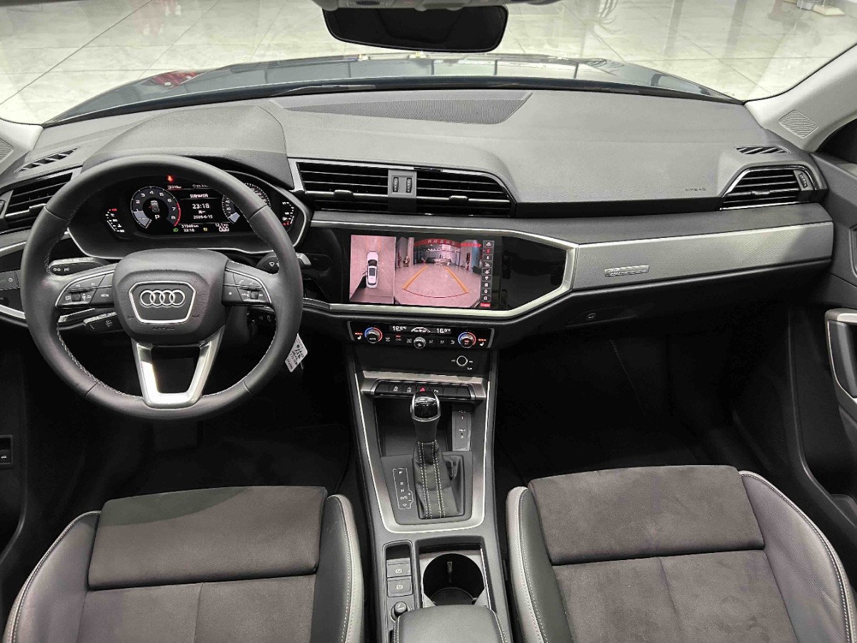 Audi Q3 2022 car image #3