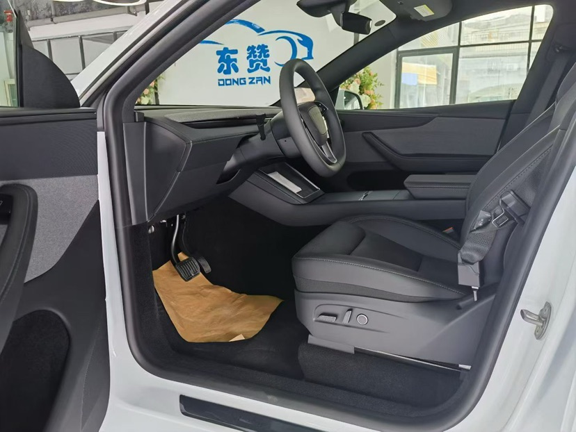 Tesla Model Y 2026 #4 Tesla Model Y 2026 car image #4