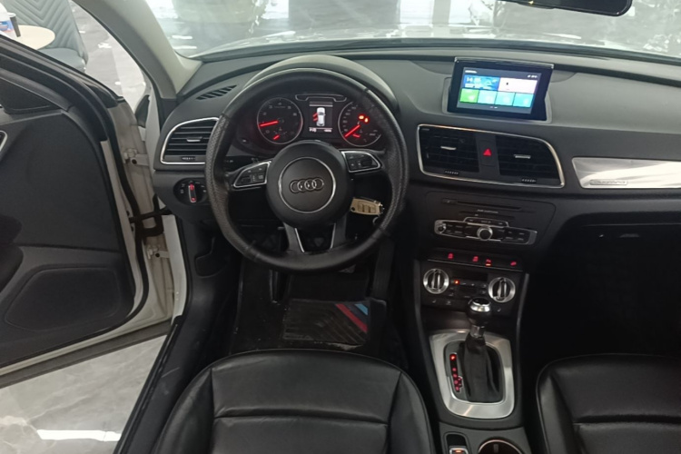 Audi Q3 2016 car image #11
