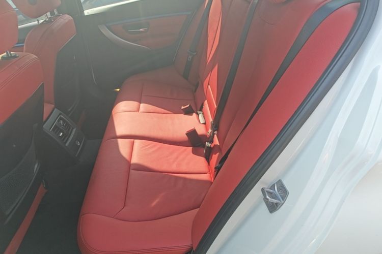 BMW 3 Series 2018 صورة سيارة #17