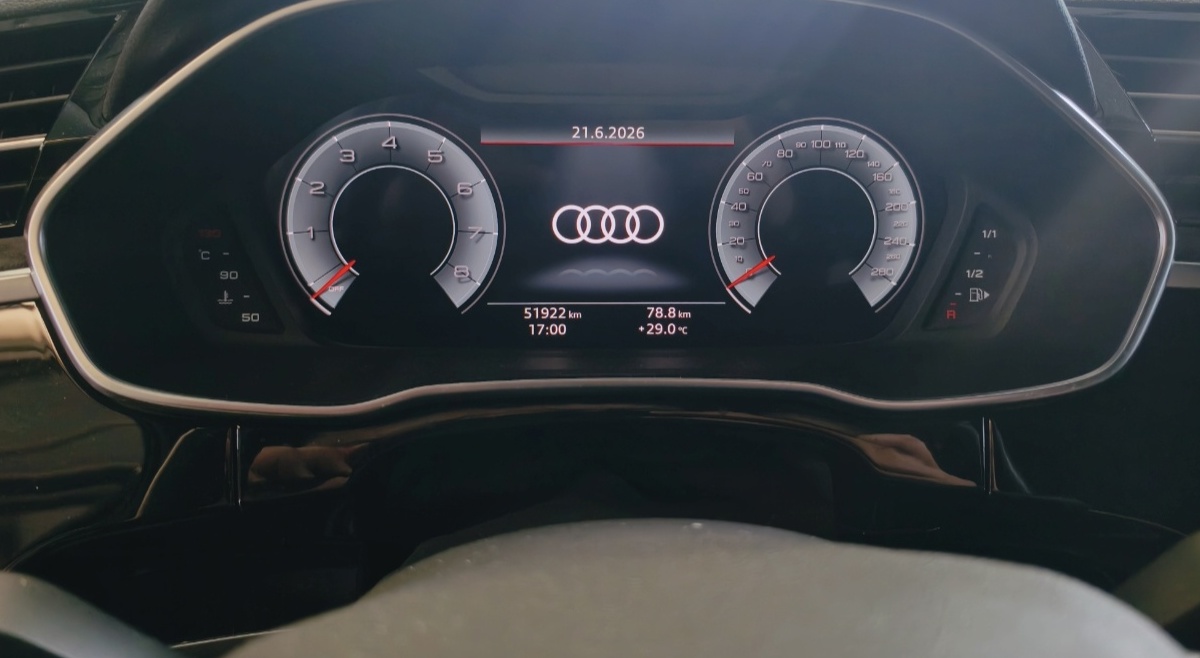Audi Q3 2022 car image #10