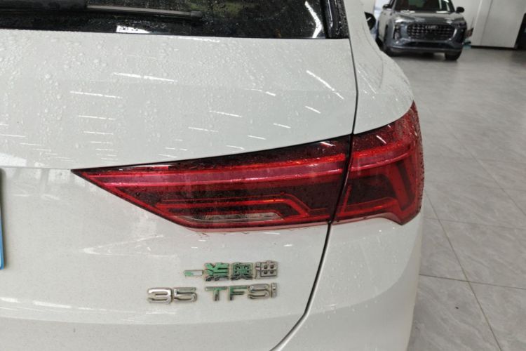 Audi Q3 2022 car image #8