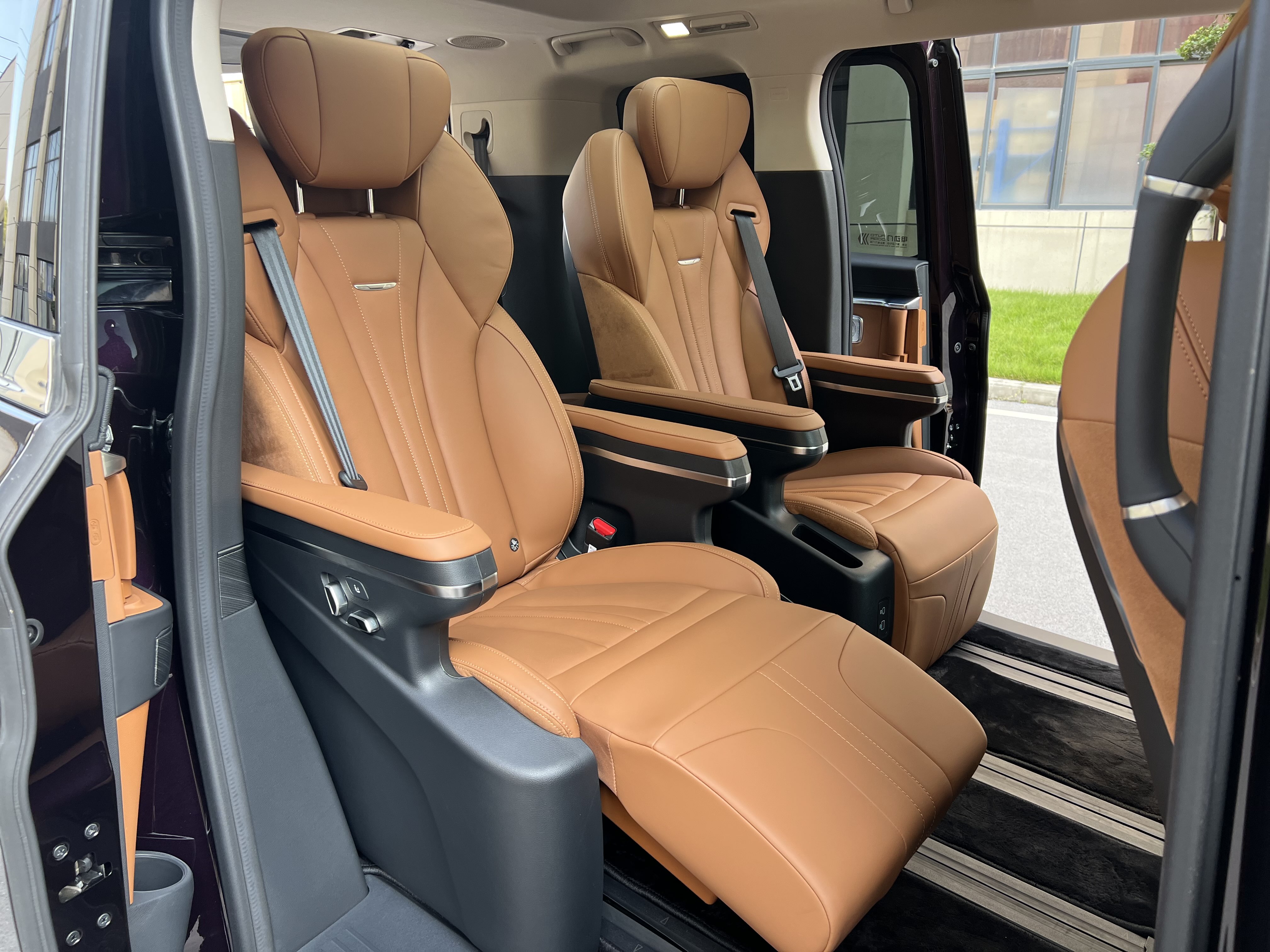 HongQi HQ9 PHEV 2024 #46 HongQi HQ9 PHEV 2024 car image #46