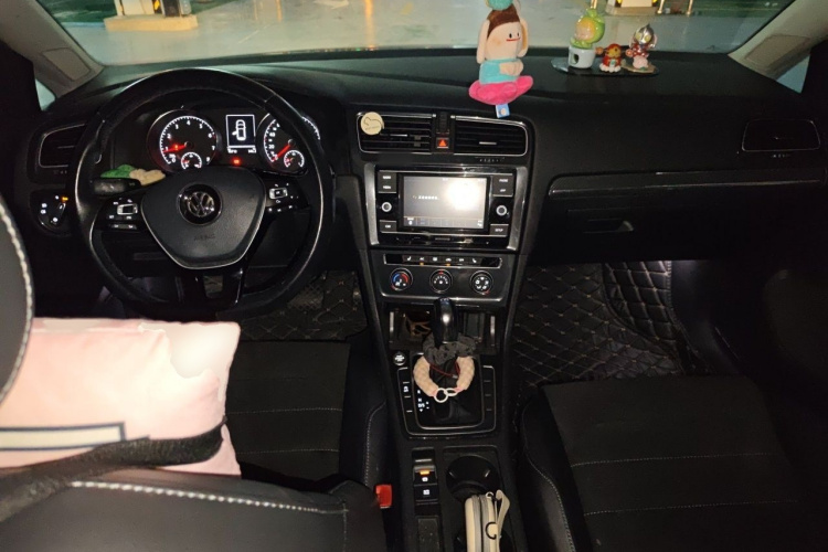 Volkswagen Golf 2018 car image #12