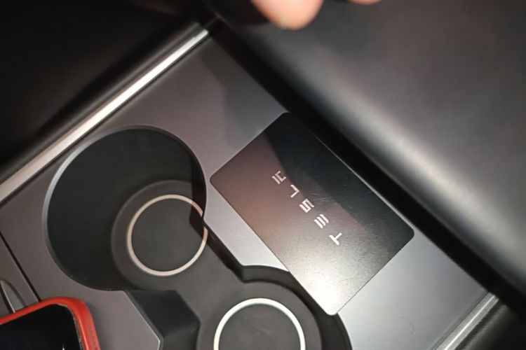 Tesla Model Y 2024 car image #9