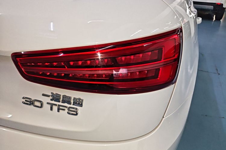 Audi Q3 2018 car image #8