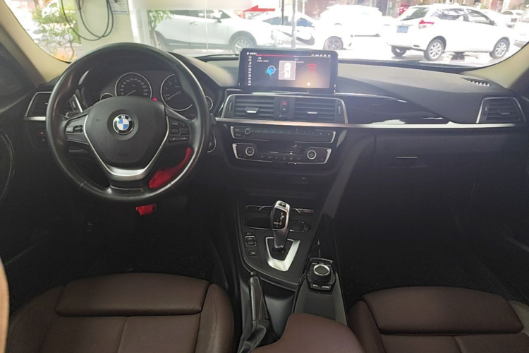 BMW 3 Series 2018 car image #10