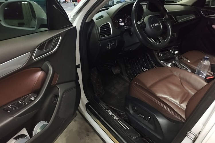 Audi Q3 2018 car image #16