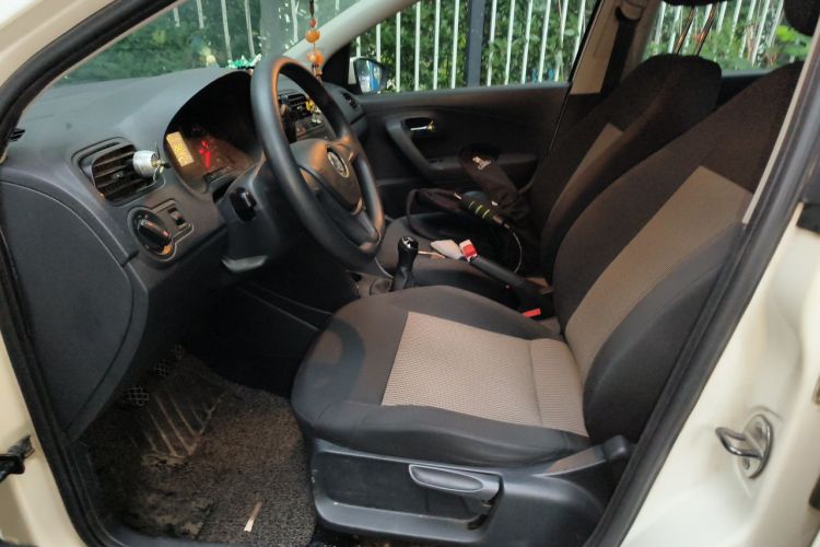 Volkswagen Polo 2015 car image #15