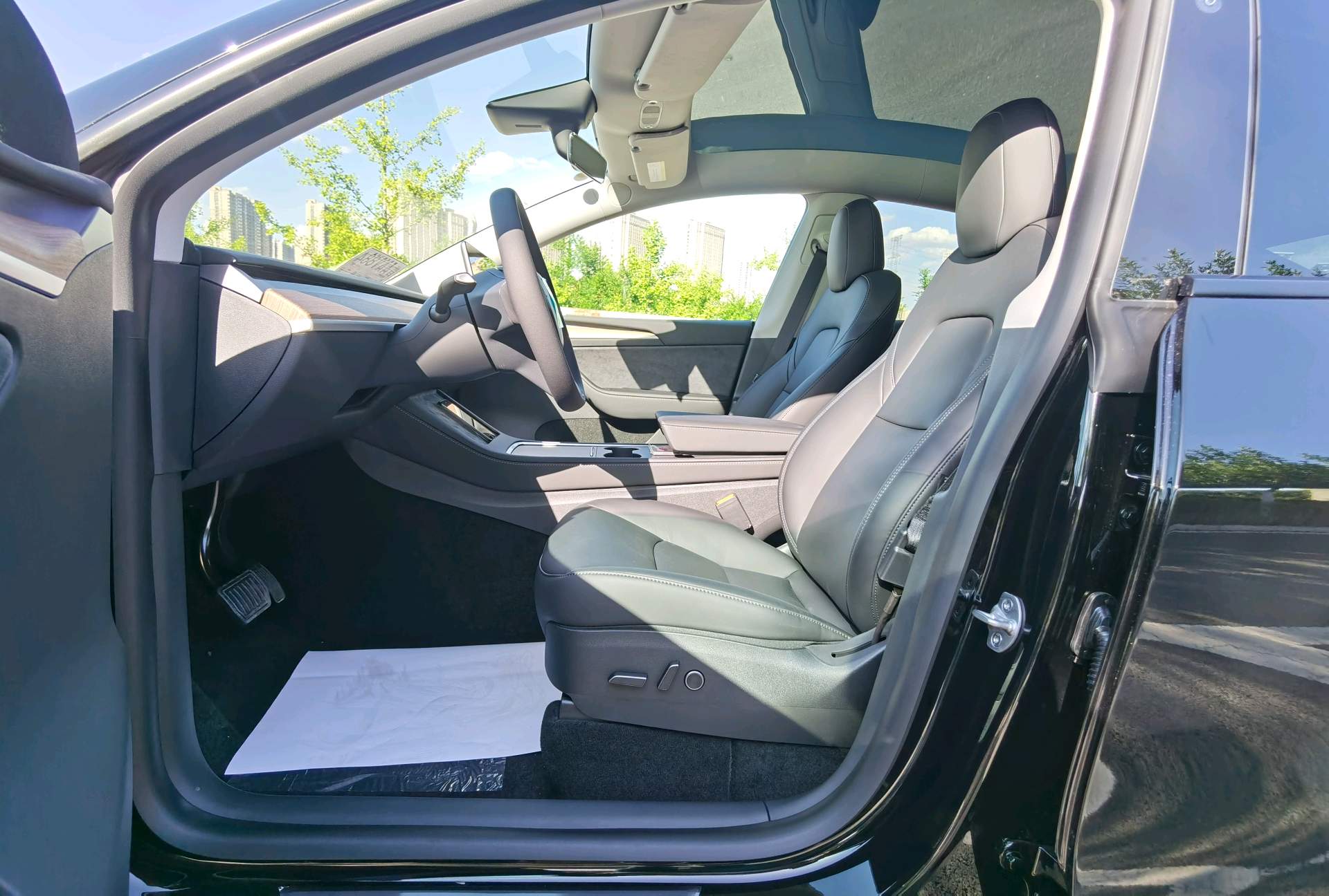 Tesla Model Y 2023 car image #5
