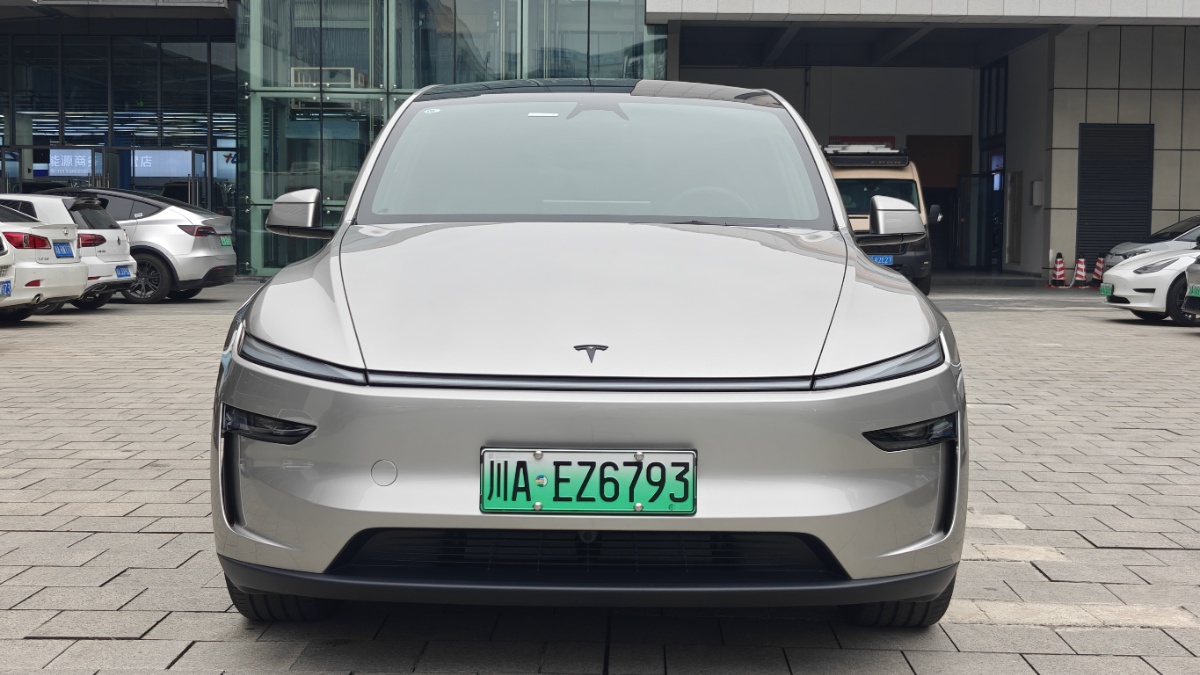 Tesla Model Y L 2026 #2 Tesla Model Y L 2026 car image #2