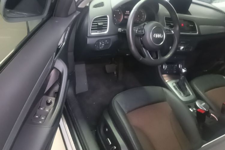 Audi Q3 2017 car image #16