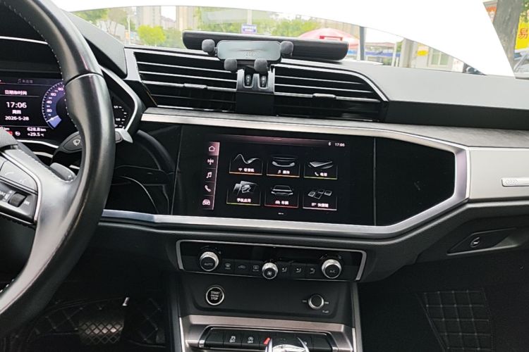 Audi Q3 2020 car image #13