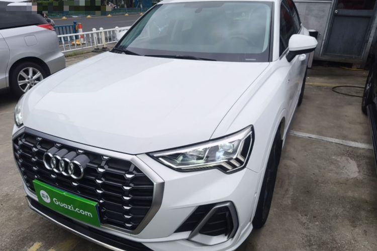 Audi Q3 2022 car image #3