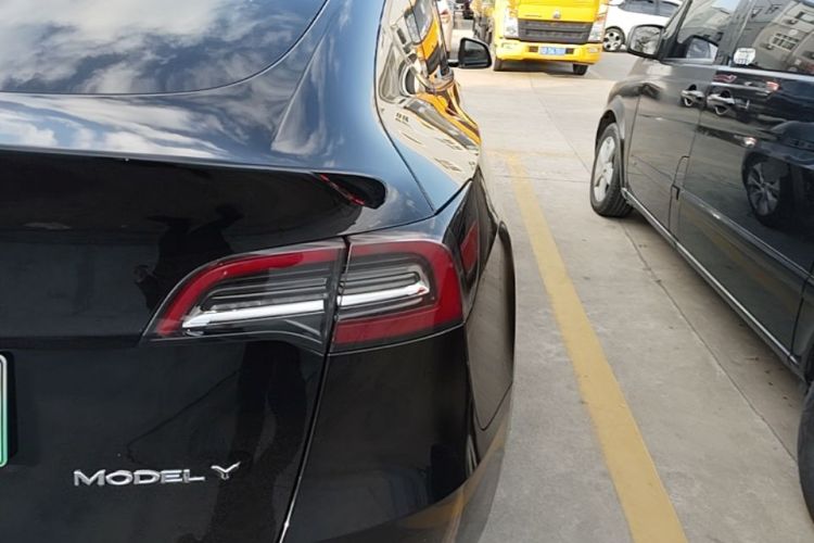 Tesla Model Y 2021 صورة سيارة #8