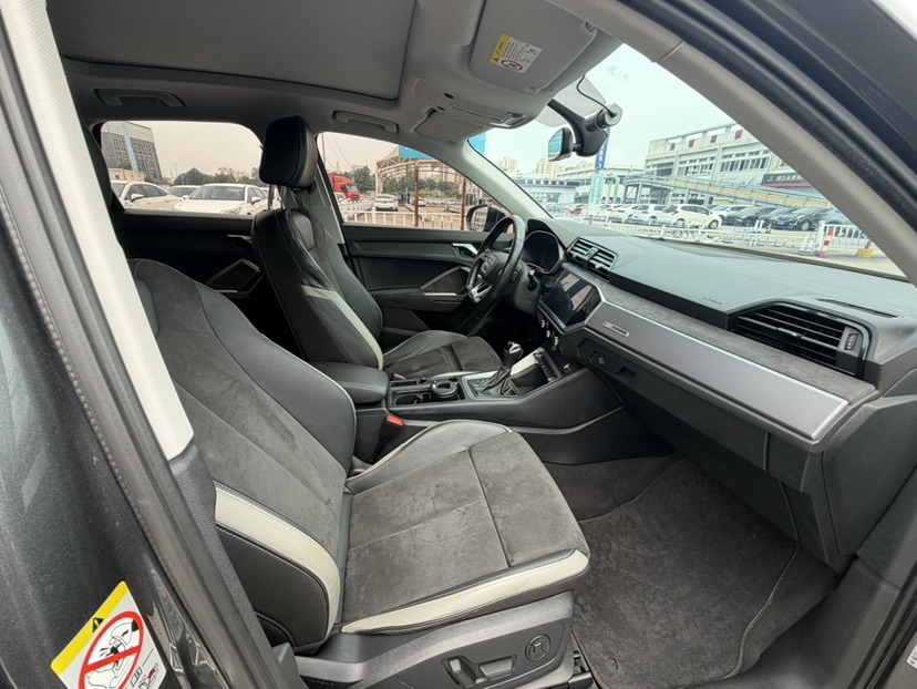 Audi Q3 2020 car image #11