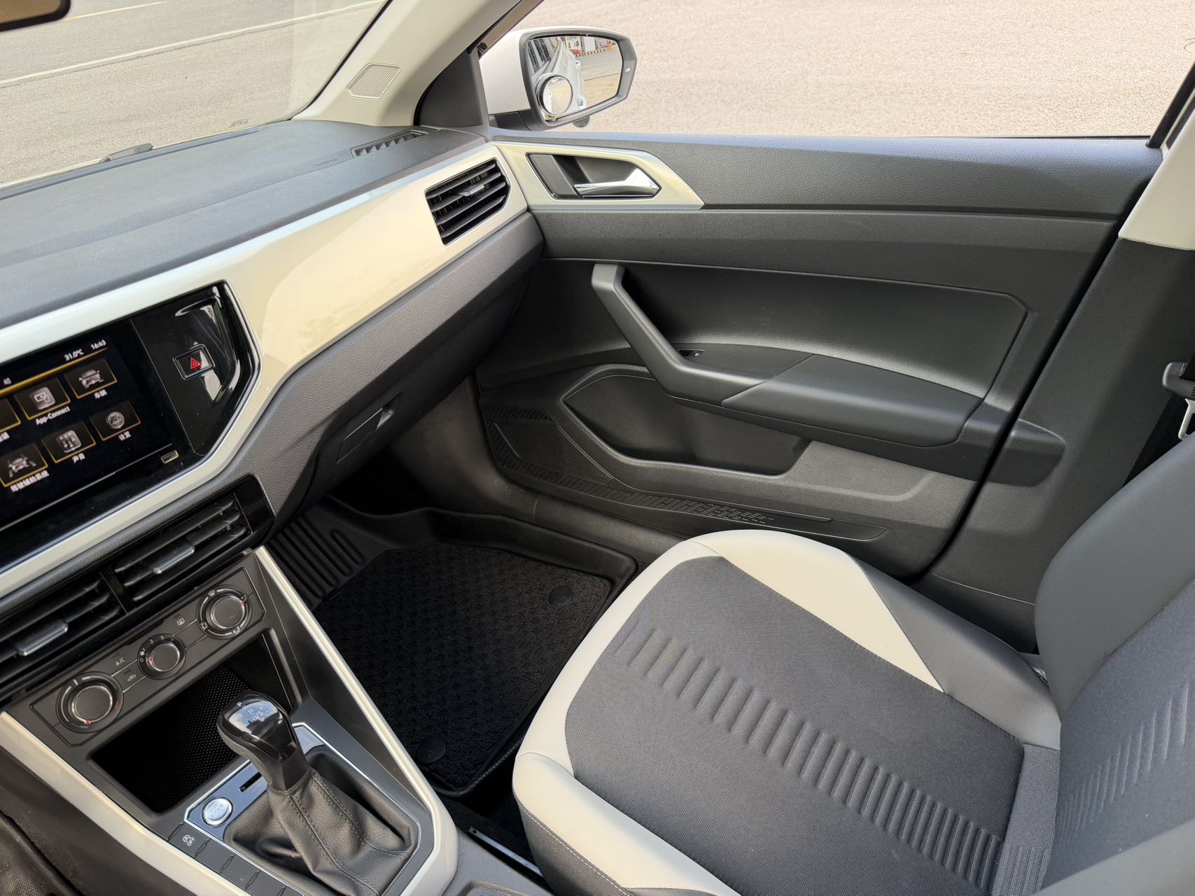 Volkswagen Polo 2021 car image #17