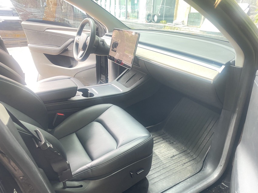 Tesla Model Y 2023 car image #5