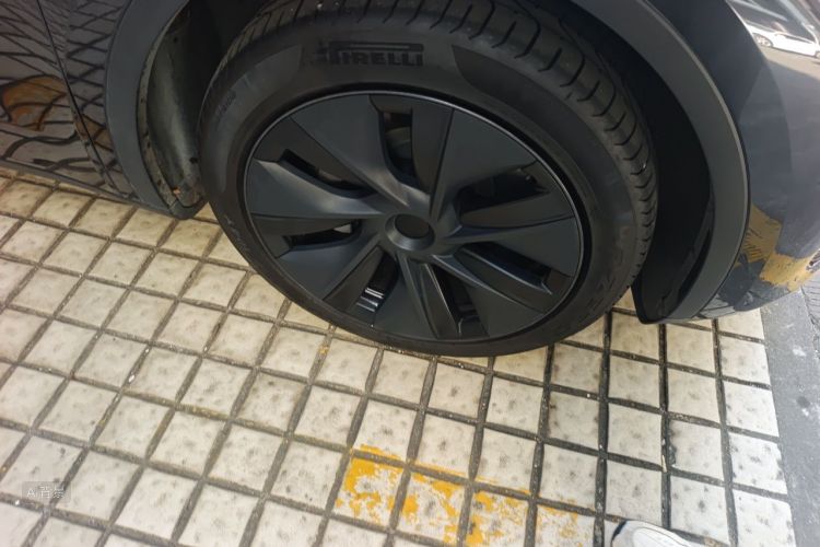 Tesla Model Y 2024 car image #9