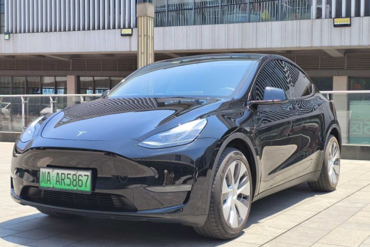 Tesla Model Y 2023 car image #2