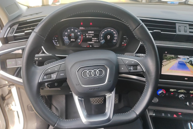 Audi Q3 2020 car image #11