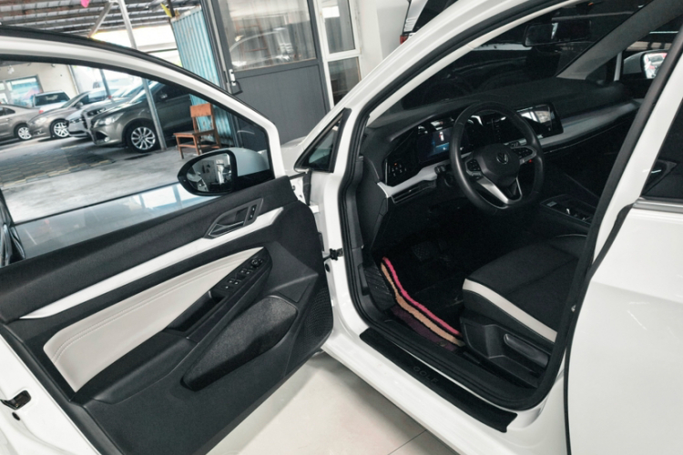 Volkswagen Golf 2023 car image #17
