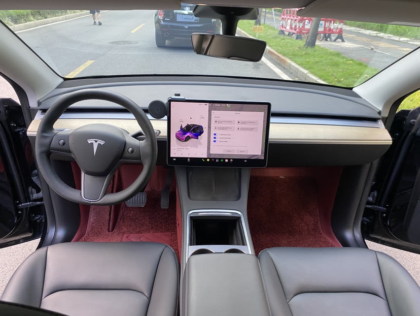 Tesla Model Y 2023 car image #13