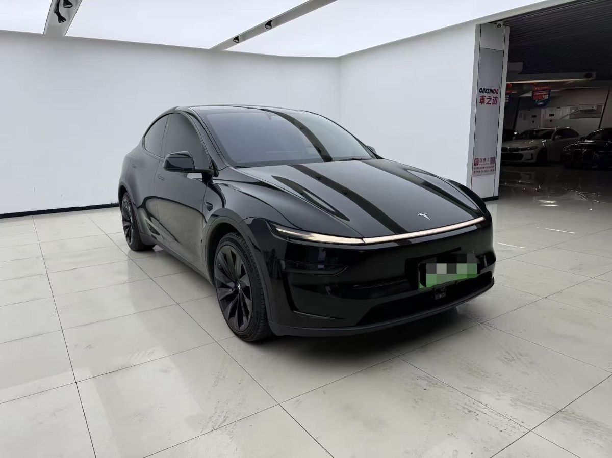 Tesla Model Y 2025 #2 Tesla Model Y 2025 car image #2