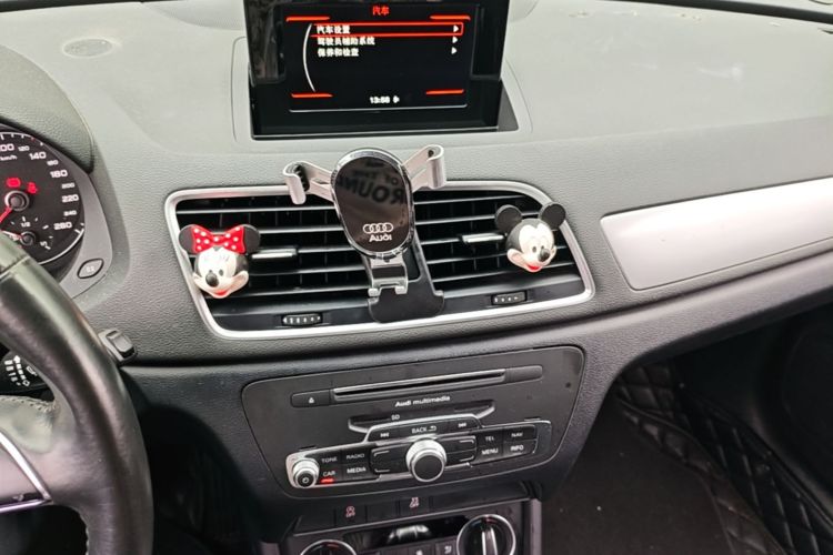 Audi Q3 2018 car image #13