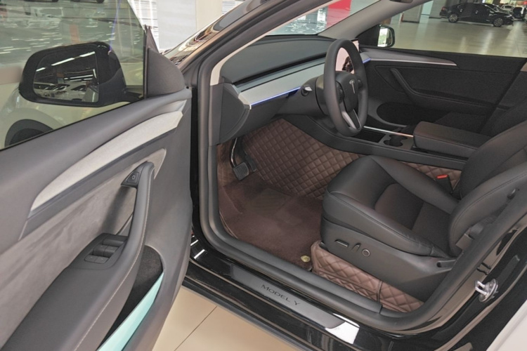Tesla Model Y 2023 #16 Tesla Model Y 2023 car image #16