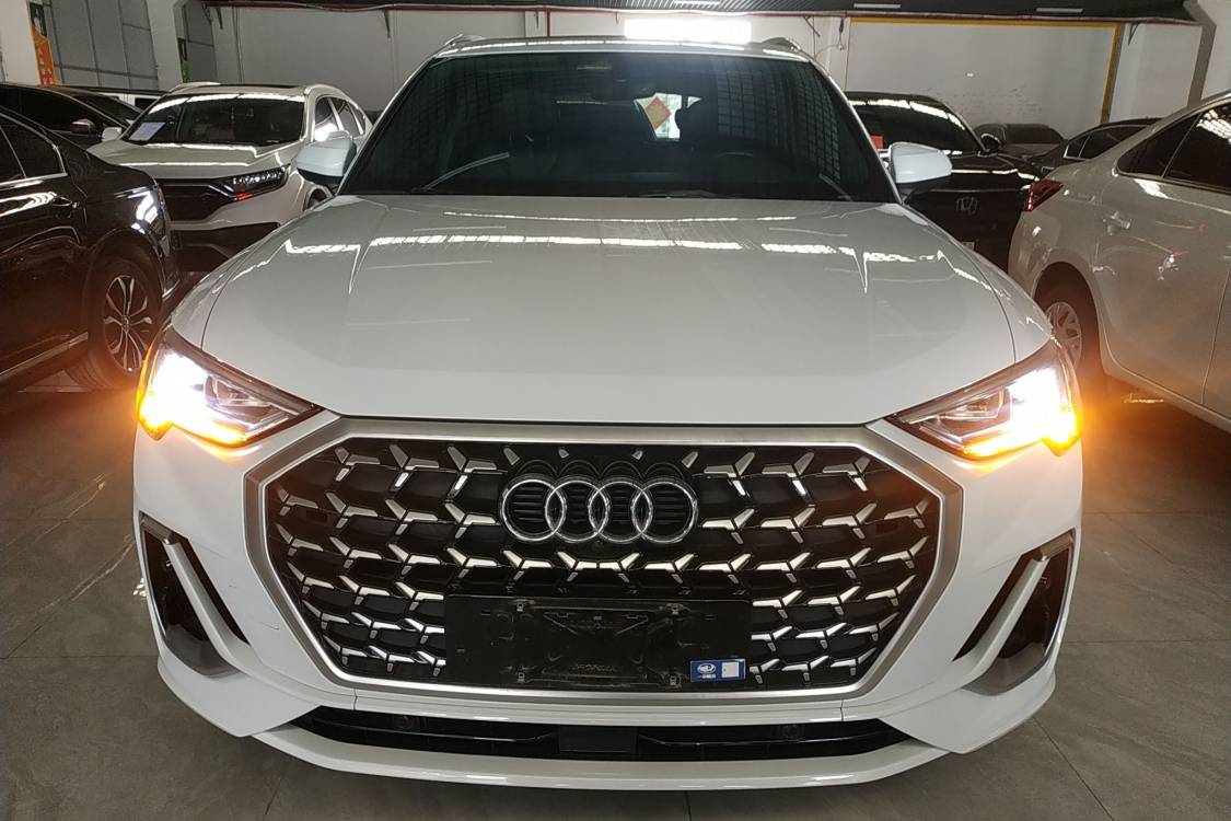 Audi Q3 2023 car image #3