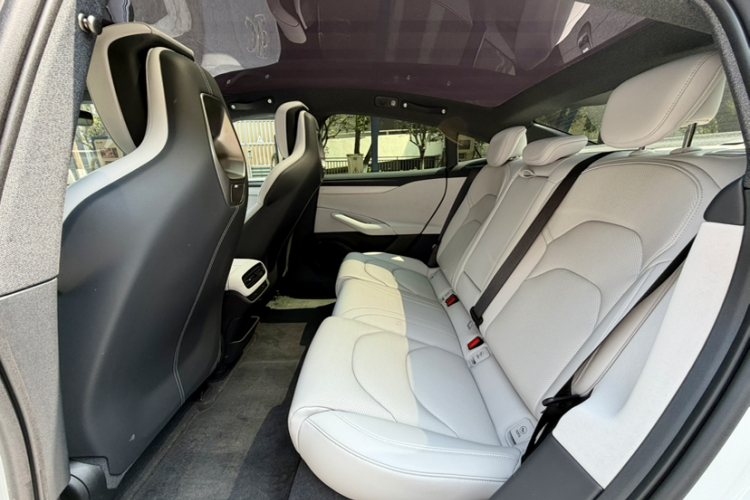 MI SU7 2025 car image #14