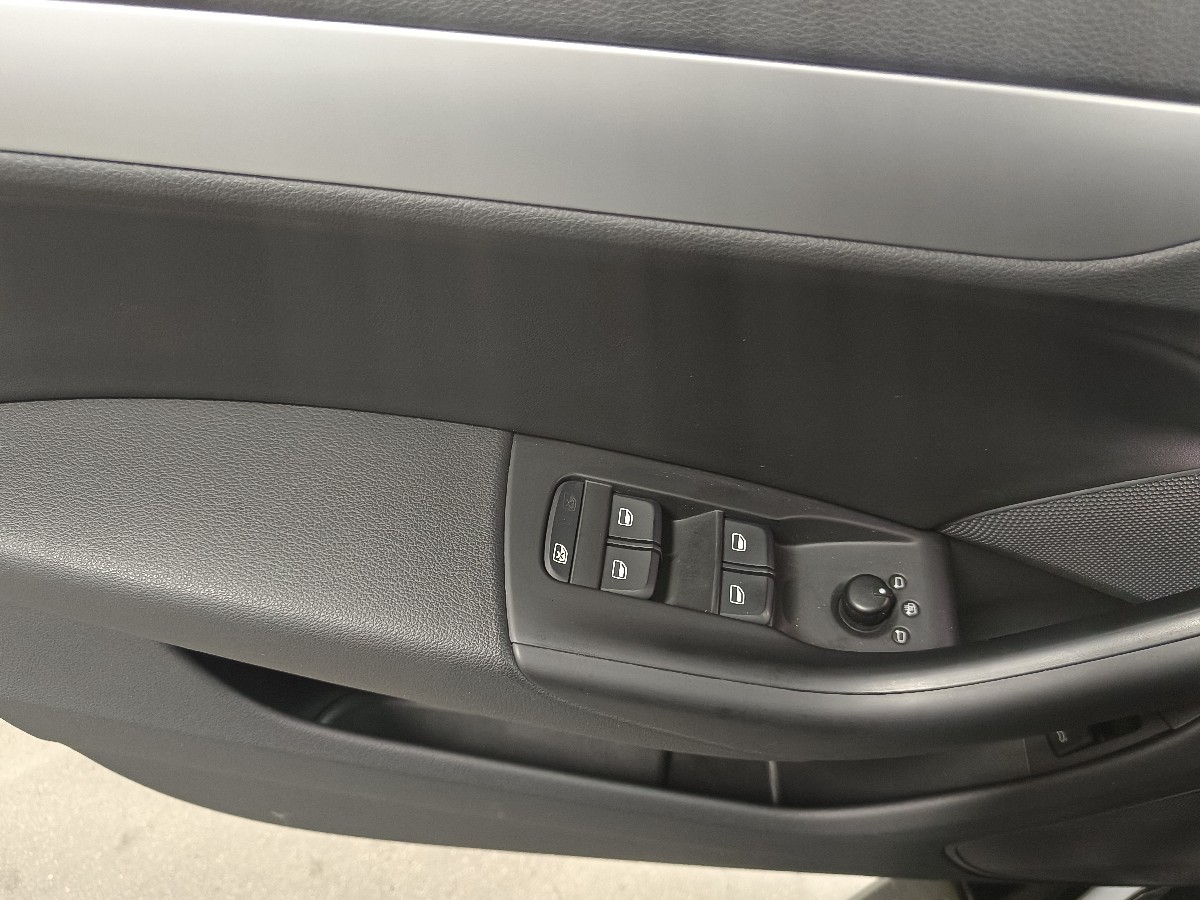 Audi Q3 2016 car image #13