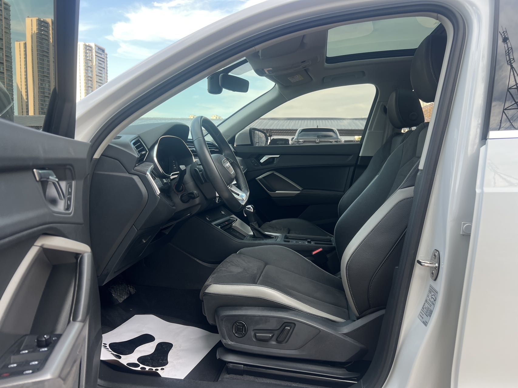 Audi Q3 2023 car image #4