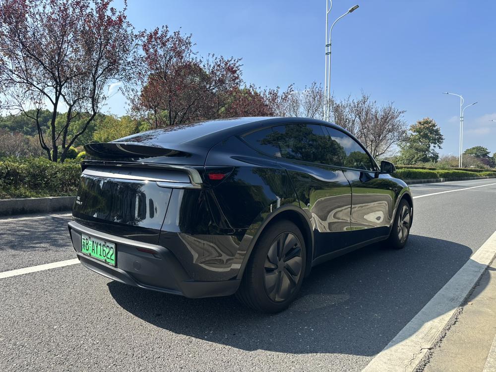 Tesla Model Y 2026 immagine di auto #6