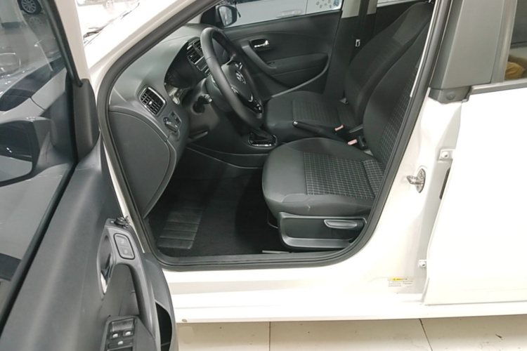 Volkswagen Polo 2017 car image #15
