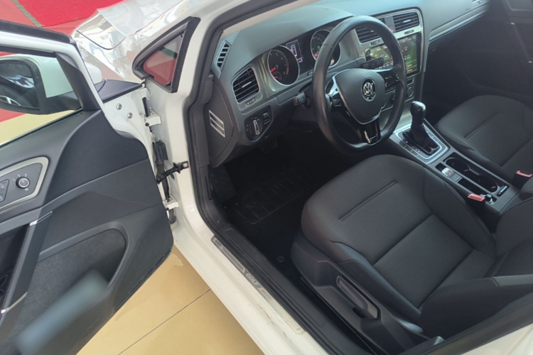 Volkswagen Golf 2017 car image #16