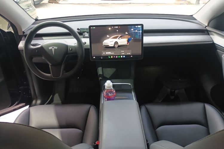 Tesla Model Y 2024 #10 Tesla Model Y 2024 car image #10