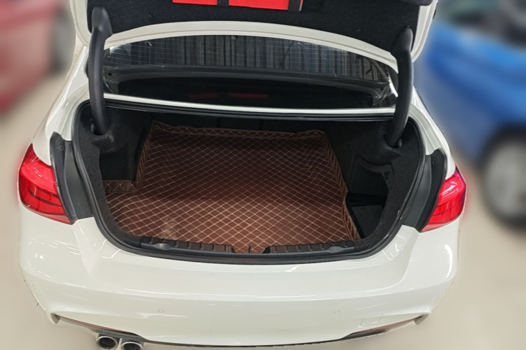BMW 3 Series 2018 car image #21