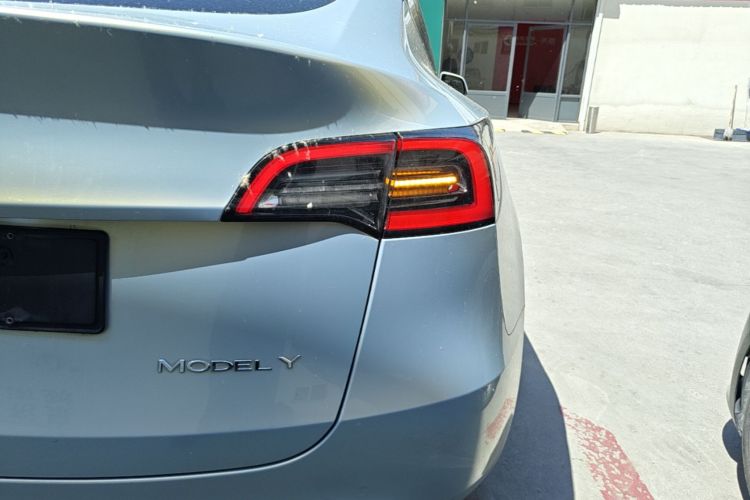 Tesla Model Y 2022 immagine di auto #8