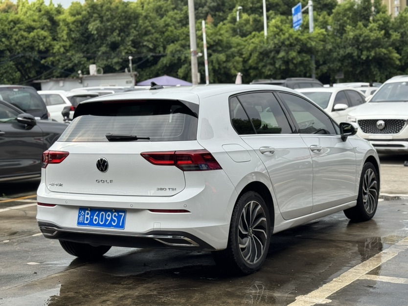 Volkswagen Golf 2023 car image #2