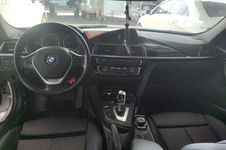 BMW 3 Series 2018 car image #10