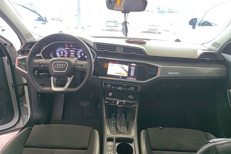 Audi Q3 2020 car image #10