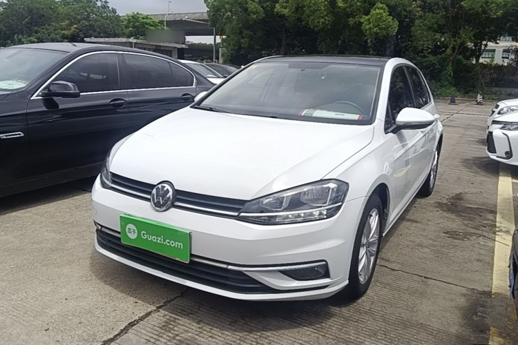 Volkswagen Golf 2018 car image #2