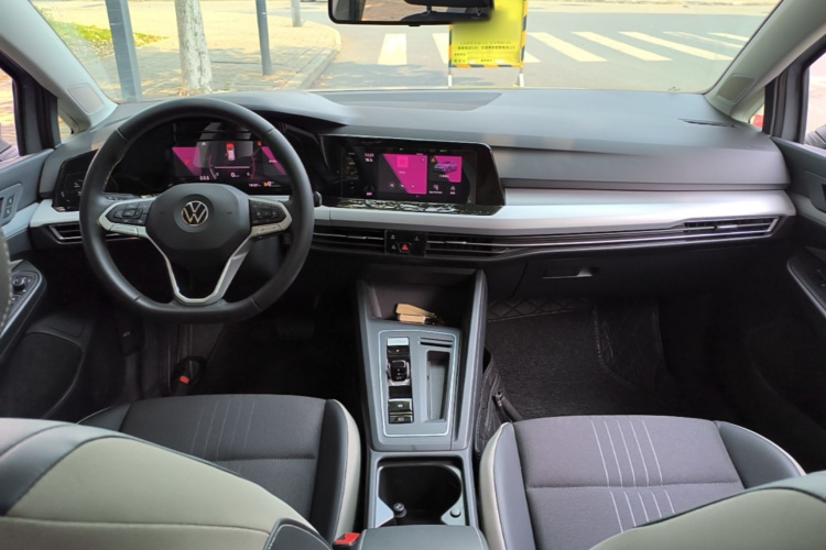 Volkswagen Golf 2023 car image #10