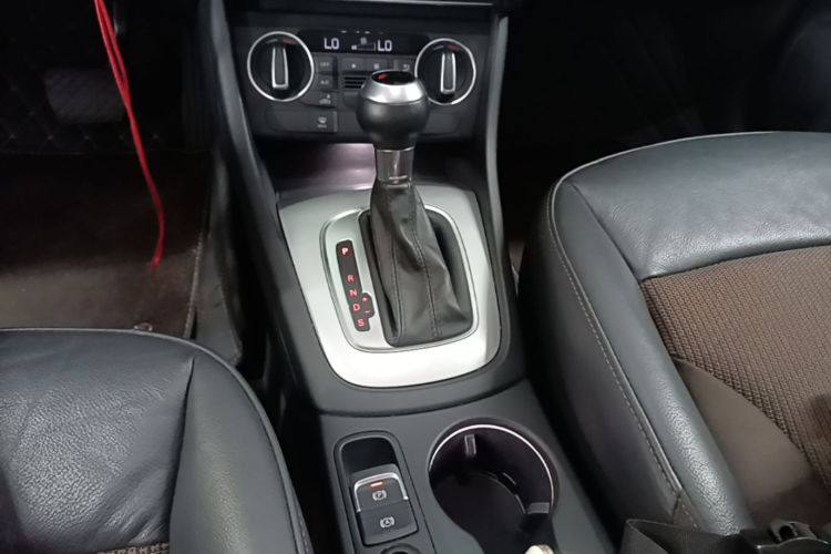 Audi Q3 2016 car image #14