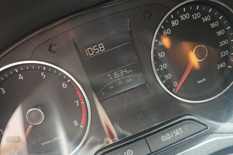 Volkswagen Polo 2015 car image #14