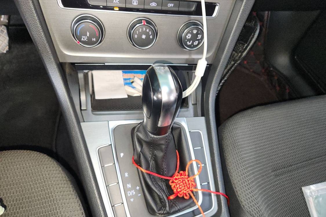Volkswagen Golf 2017 car image #27
