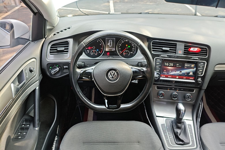 Volkswagen Golf 2015 car image #11